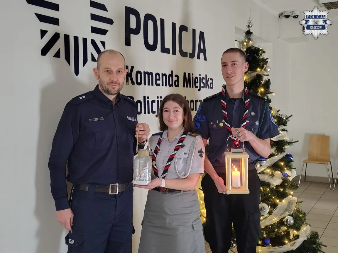 Betlejemskie Światło Pokoju w KMP Chorzów. Harcerze przekazali symbol nadziei