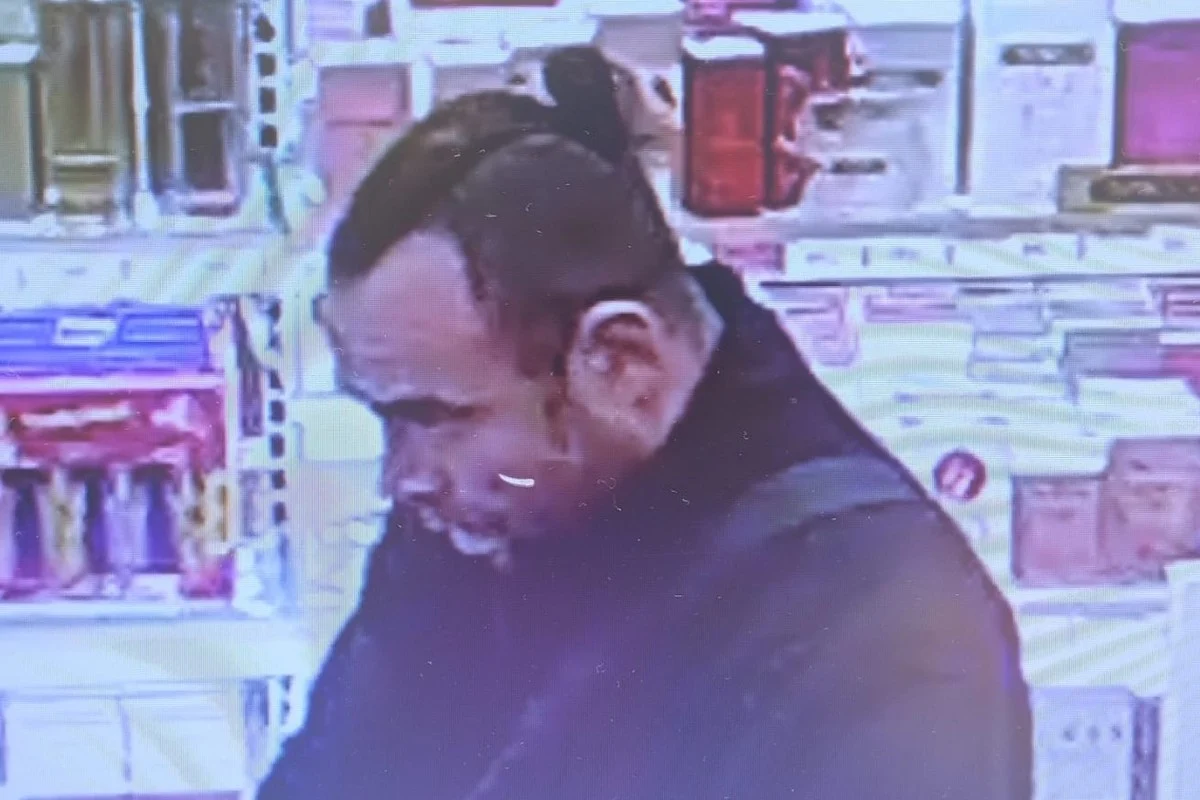 Czy rozpoznajesz podejrzanego o kradzież? Policja z Katowic publikuje wizerunek