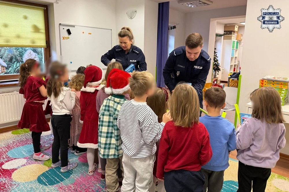 Policjanci w Mysłowicach uczą dzieci bezpieczeństwa w ruchu drogowym