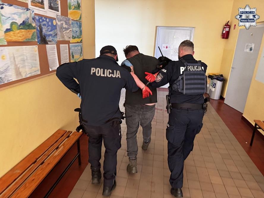 Ćwiczenia służb ratunkowych w Piekarach Śląskich: ewakuacja uczniów i walka z napastnikiem