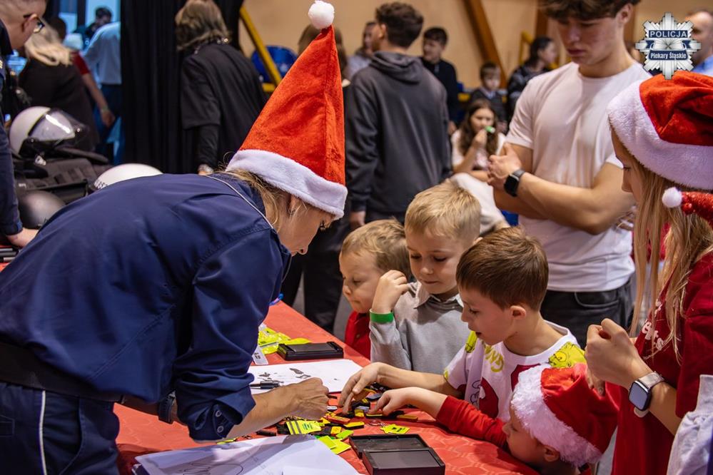 Świąteczna zabawa z policjantami w Piekarach Śląskich – „Haja i przyjaciele na Mikołaja”
