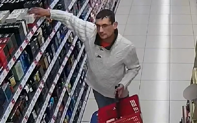 Policja poszukuje mężczyzny podejrzanego o kradzież artykułów drogeryjnych