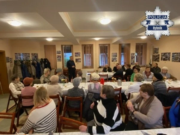 Seniorzy w Czerwionce-Leszczynach uczą się, jak unikać oszustów