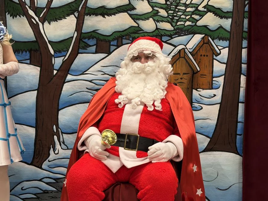 Spotkanie mikołajkowe w Filii nr 11 – "Najcenniejszy skarb zimy" na deskach teatru