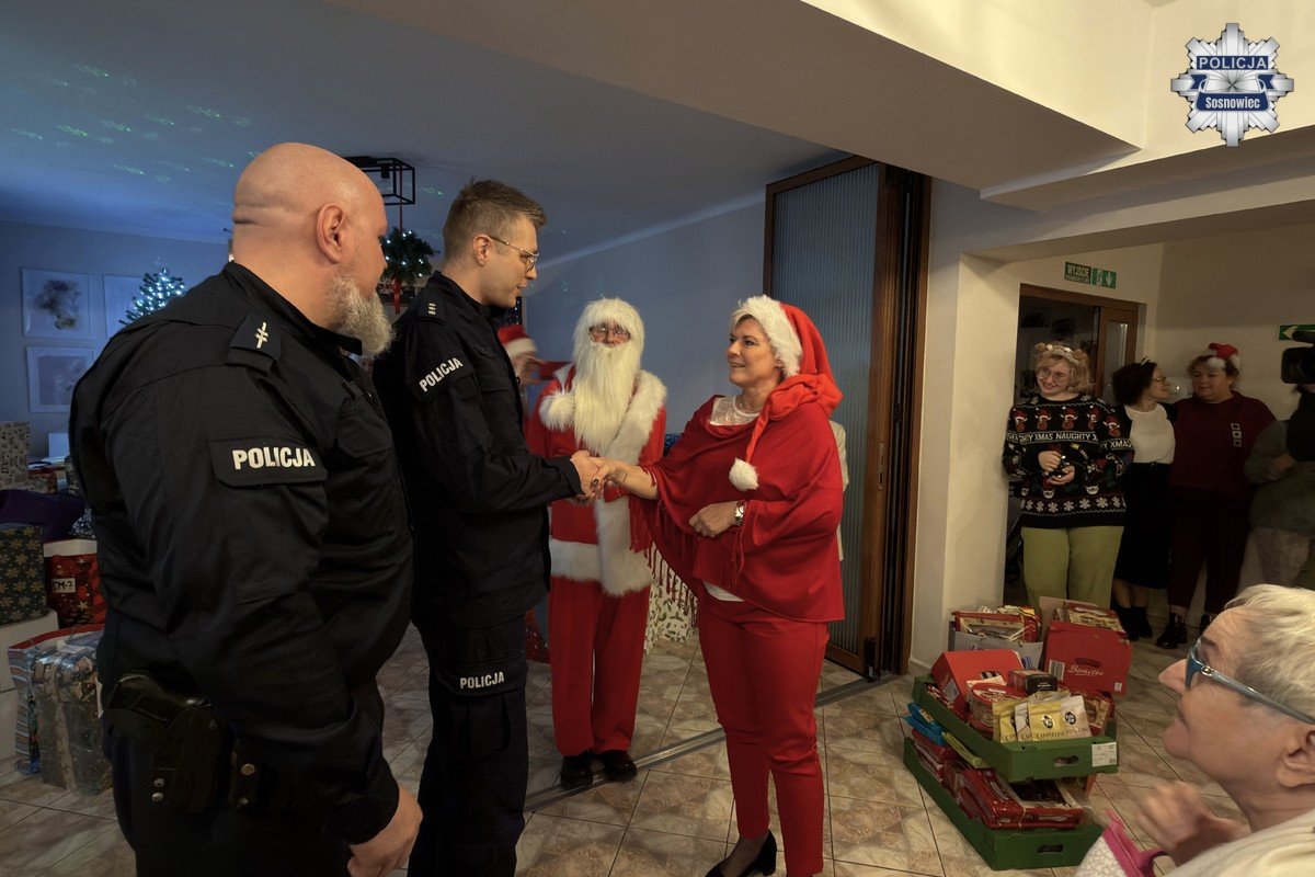 Policjanci z Sosnowca w akcji „Święty Mikołaj dla seniora” – radość w DPS „Zakątek” / fot. KMP Sosnowiec