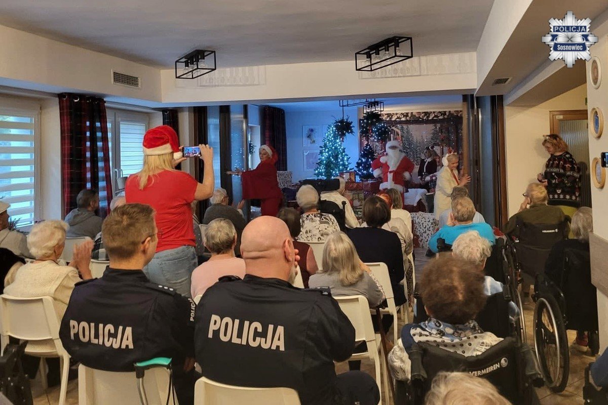 Policjanci z Sosnowca w akcji „Święty Mikołaj dla seniora” – radość w DPS „Zakątek” / fot. KMP Sosnowiec