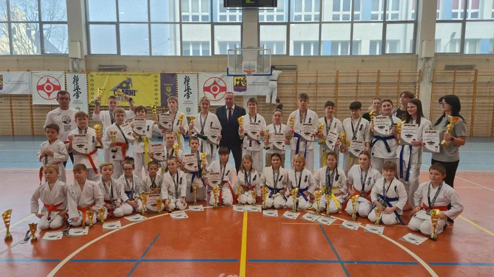 Karatecy z Orzesza wygrywają Czarni Cup 2025! Drużyna zdobyła 1. miejsce