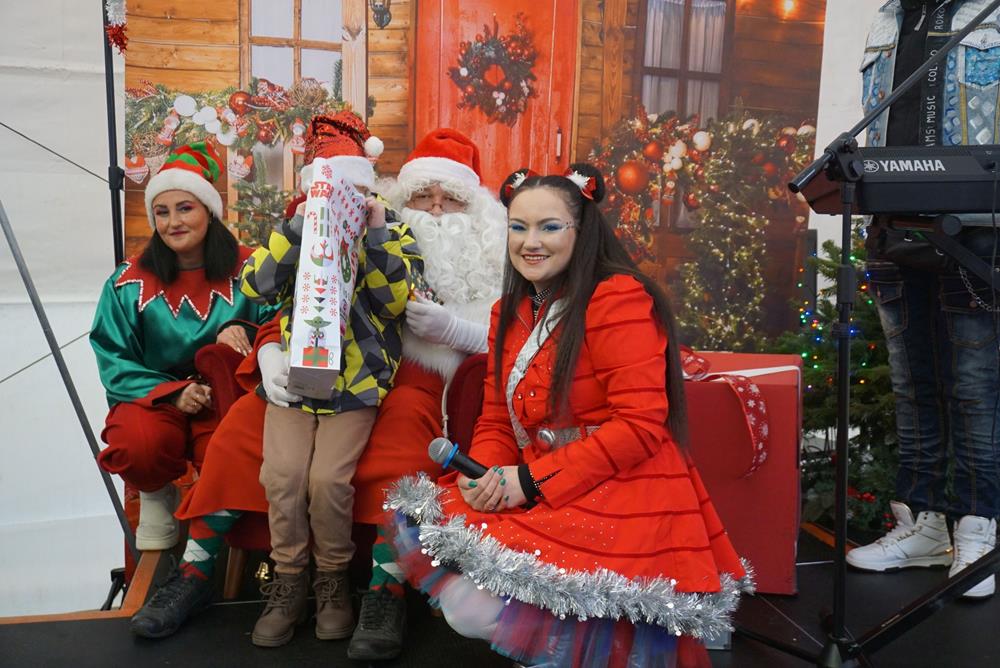 Świąteczna magia pod Kopcem Wyzwolenia. Mikołaj, grochówka i Mikołajobus