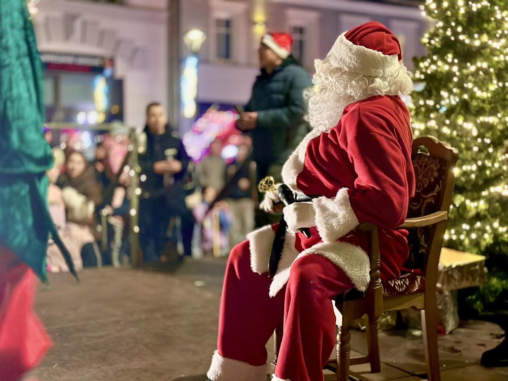 Mikołajkowy konwój w Mysłowicach i rozświetlony Rynek pełen świątecznej magii