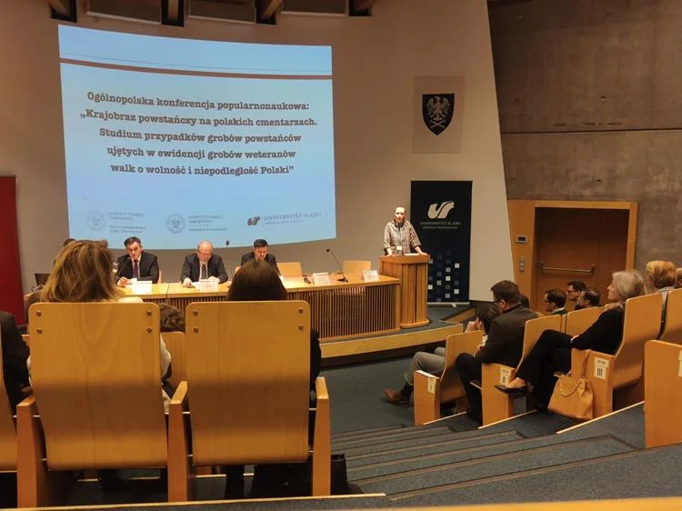 Dyrektor Mysłowickiego Muzeum na konferencji o powstańczym krajobrazie polskich cmentarzy