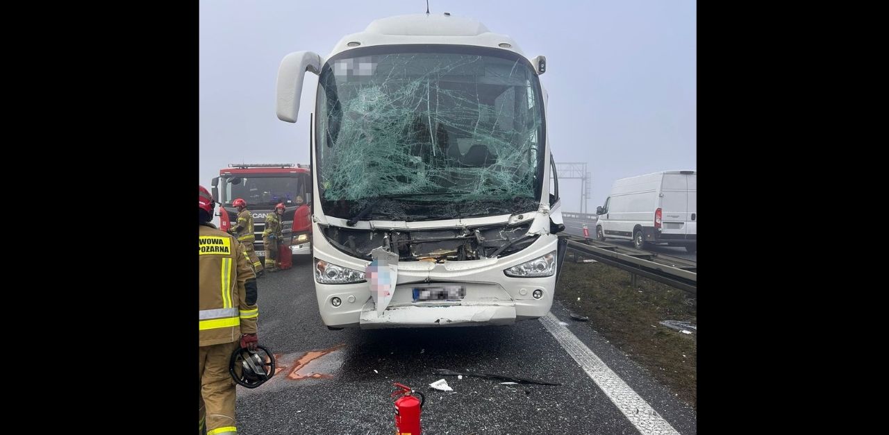 Wypadek na A4 w Gliwicach. Dwie osoby poszkodowane, kilkadziesiąt ewakuowanych z autokaru