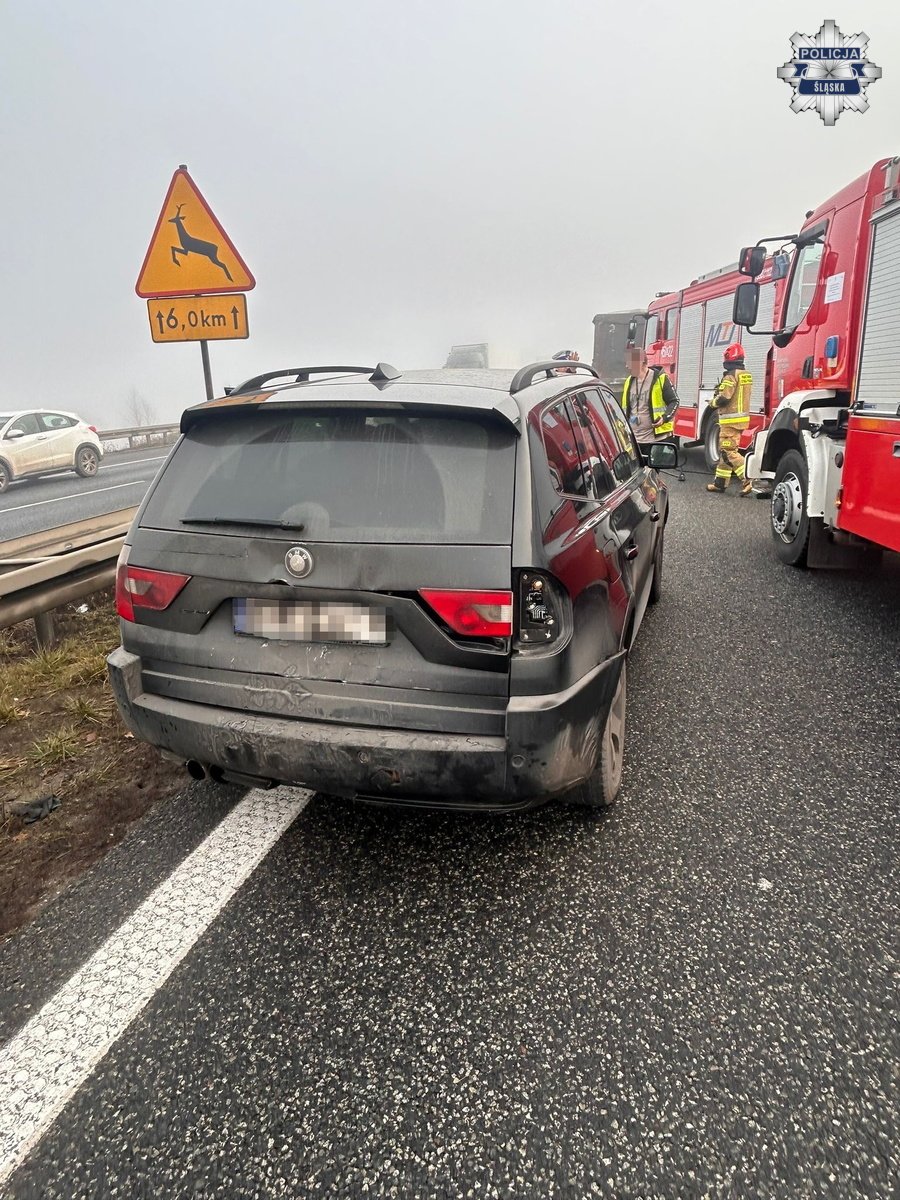 Wypadek na A4 w Gliwicach. Dwie osoby poszkodowane, kilkadziesiąt ewakuowanych z autokaru / fot. Policja Śląska