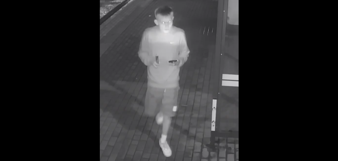 Policja publikuje wizerunek mężczyzny podejrzewanego o rozbój w Świętochłowicach. Rozpoznajesz?