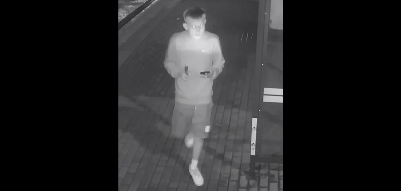 Policja publikuje wizerunek mężczyzny podejrzewanego o rozbój w Świętochłowicach. Rozpoznajesz?