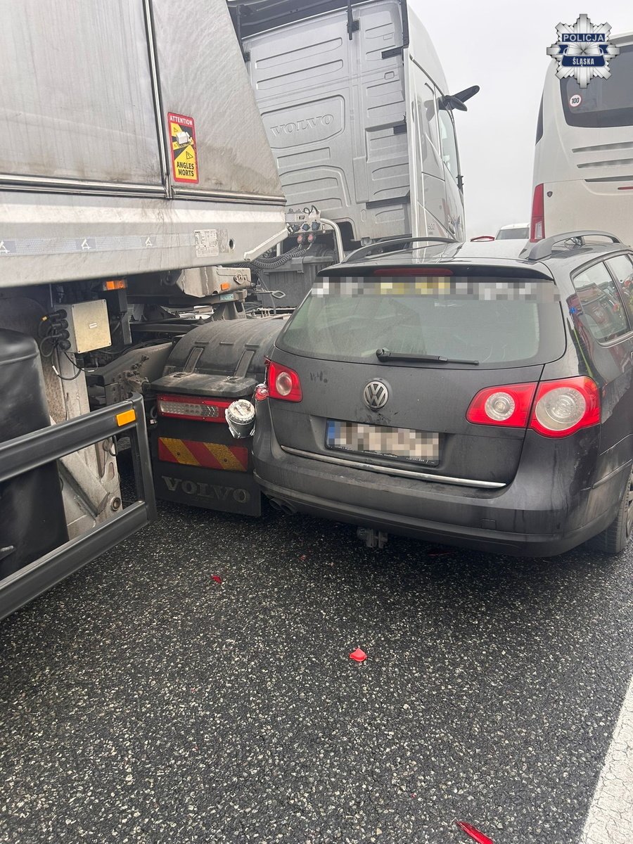 Wypadek na A4 w Gliwicach. Dwie osoby poszkodowane, kilkadziesiąt ewakuowanych z autokaru / fot. Policja Śląska