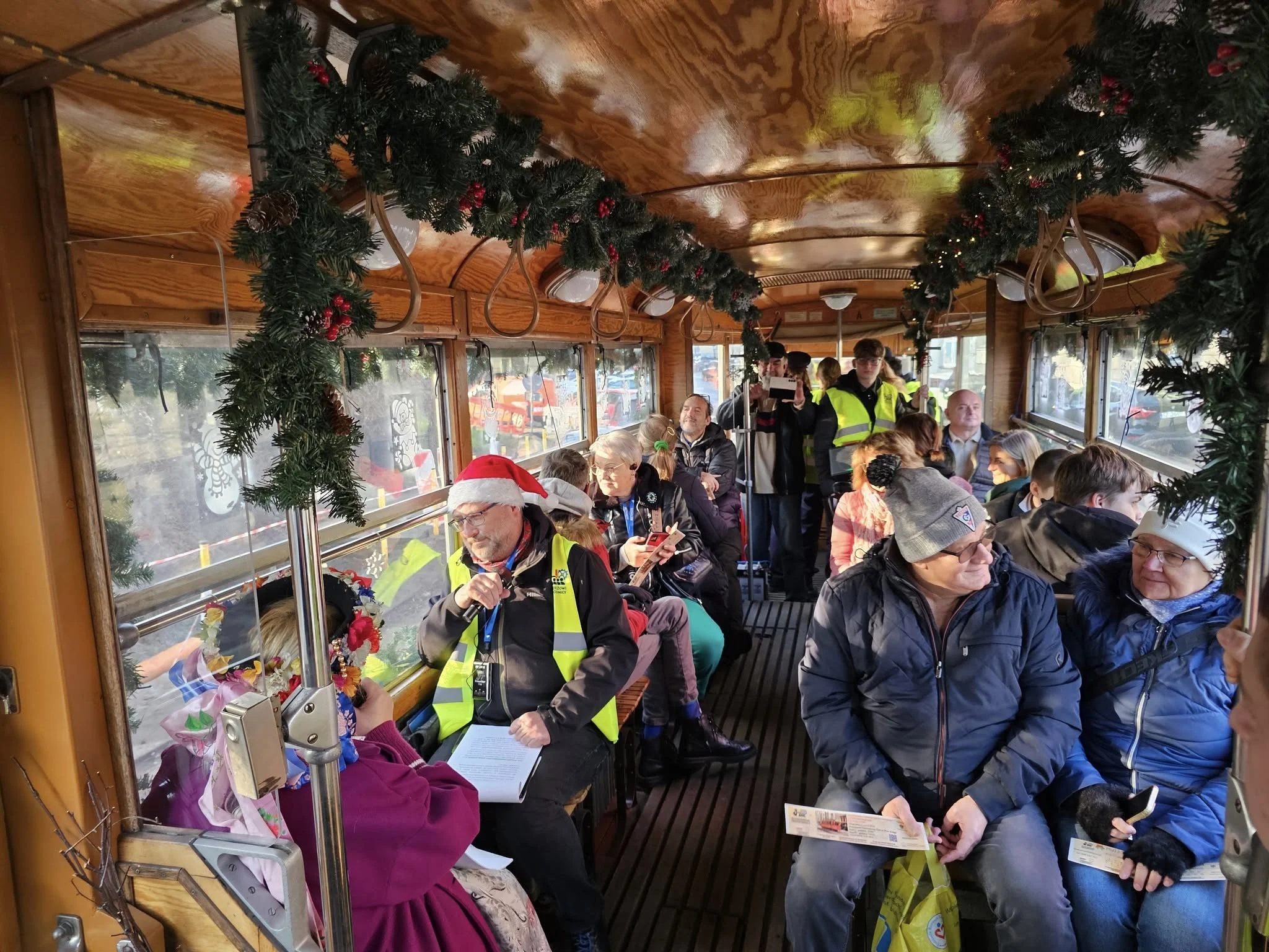 Świąteczna podróż retro tramwajem po Zabrzu – mieszkańcy odkryli miasto w bożonarodzeniowym klimacie [FOTO]