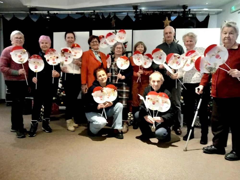 Zimowa atmosfera świąt w Chorzowie – Seniorzy z ChCK dzielą się sztuką z Domem Pomocy