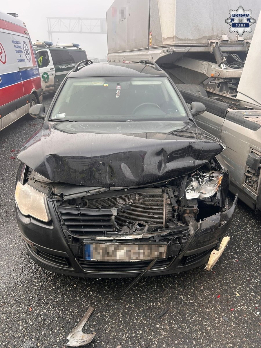 Wypadek na A4 w Gliwicach. Dwie osoby poszkodowane, kilkadziesiąt ewakuowanych z autokaru / fot. Policja Śląska