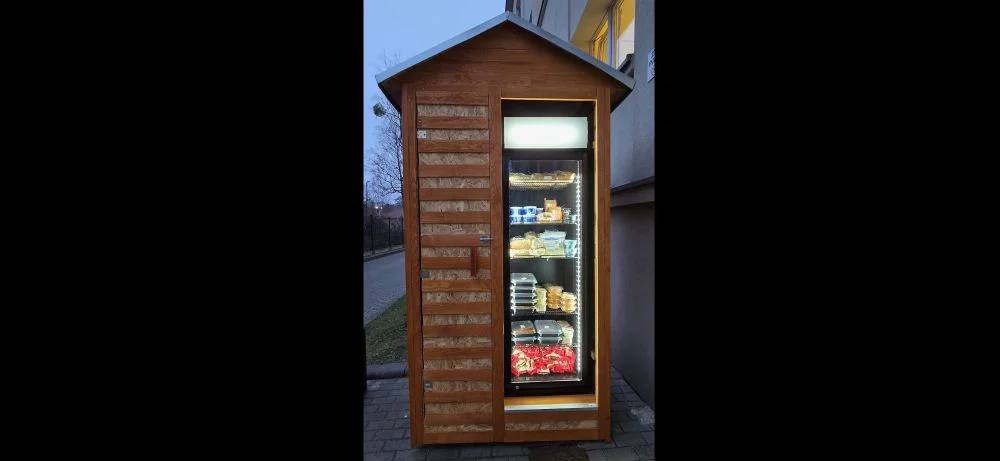 Nowa lodówka społeczna w Chorzowie – dziel się jedzeniem i pomagaj potrzebującym