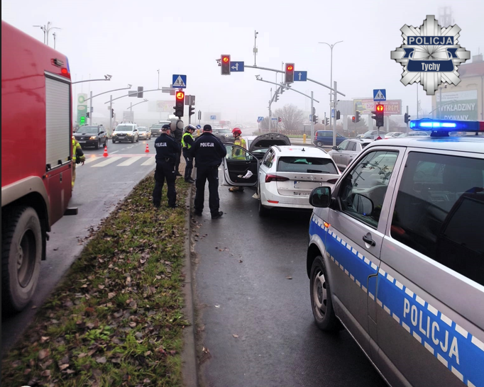 Wypadek na skrzyżowaniu Mikołowskiej i Katowickiej w Tychach