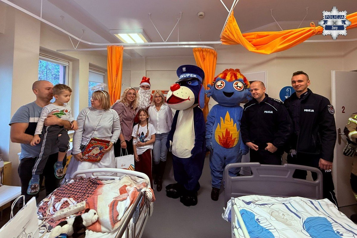 Świąteczna misja w żorskim szpitalu. Mundurowi i fundacje odwiedzili małych pacjentów