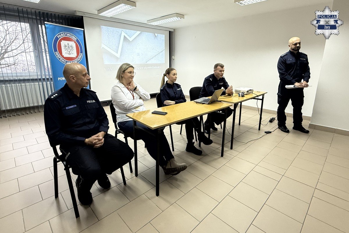 Debata „Narkotyki – cena wolności i granice odpowiedzialności” w żorskiej komendzie