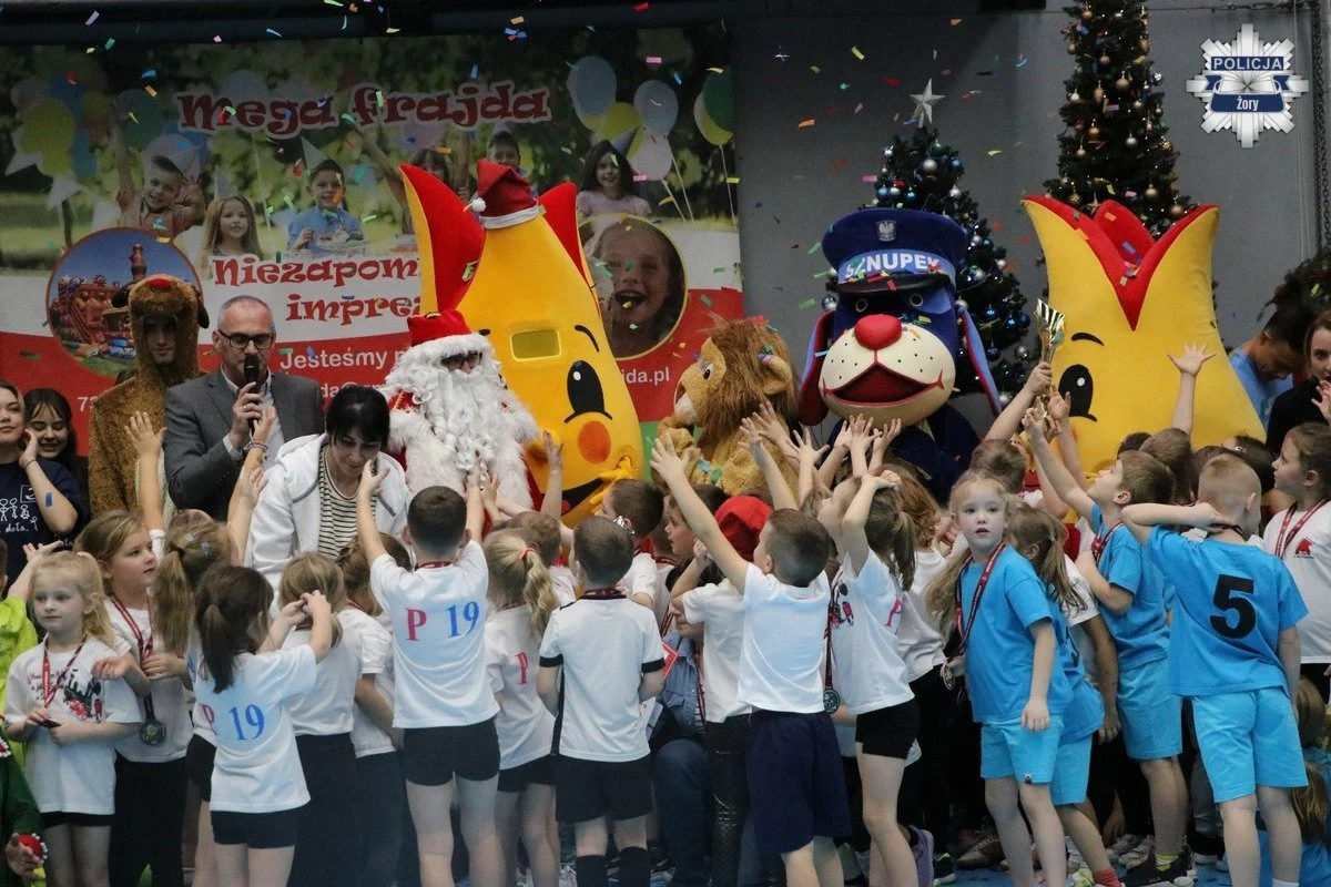 Mikołajkowy Turniej Przedszkolaków w Żorach – radość i bezpieczeństwo z Sznupkiem i dzielnicowym