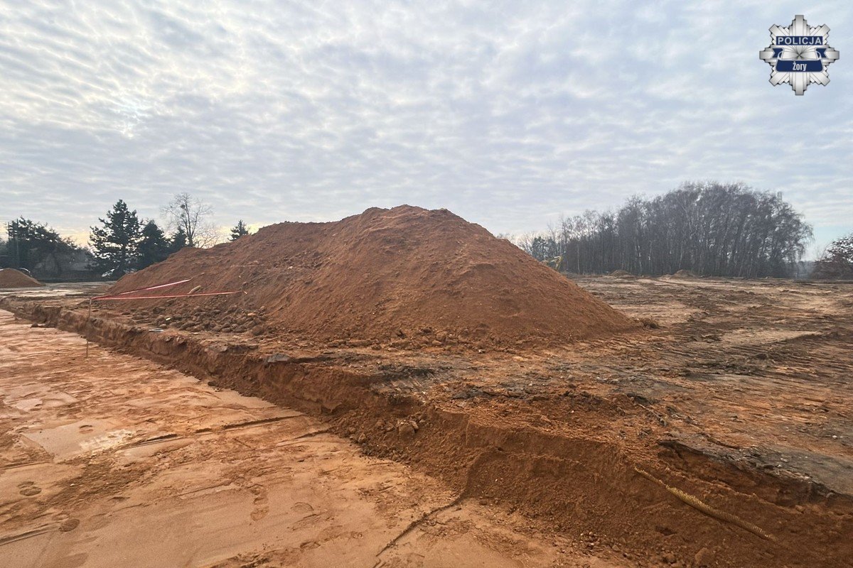 Niewybuch przy budowie boiska w Żorach / fot. KMP Zory