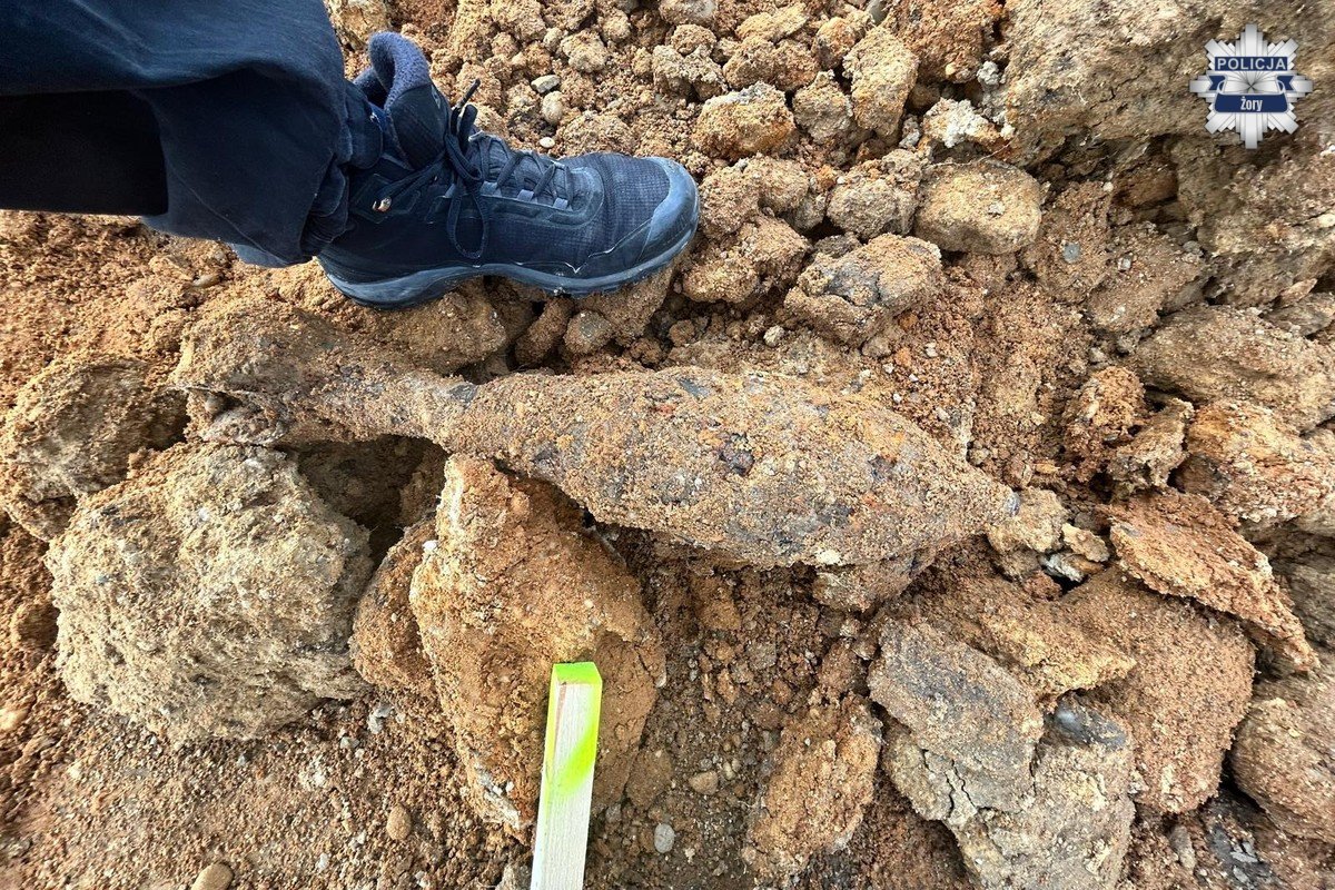 Budowa boiska przerwana.Niewybuch przy budowie boiska w Żorach