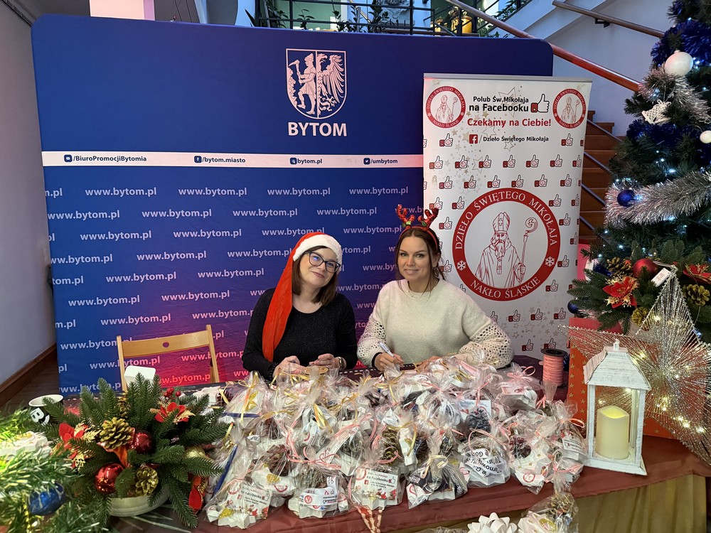 Dzieło Świętego Mikołaja i Mikołajobus – świąteczne prezenty dla potrzebujących