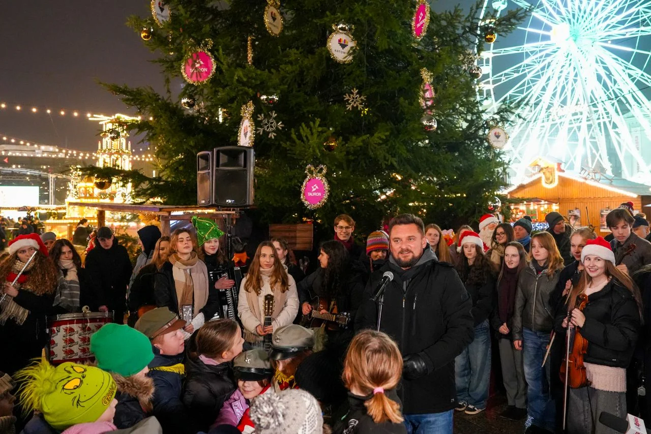 Choinka na katowickim rynku rozbłysła tysiącami światełek!