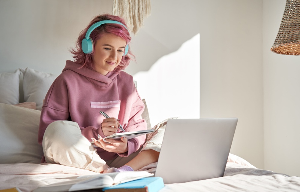 Edukacja zdalna jako świadomy wybór – dlaczego warto uczyć się inaczej?