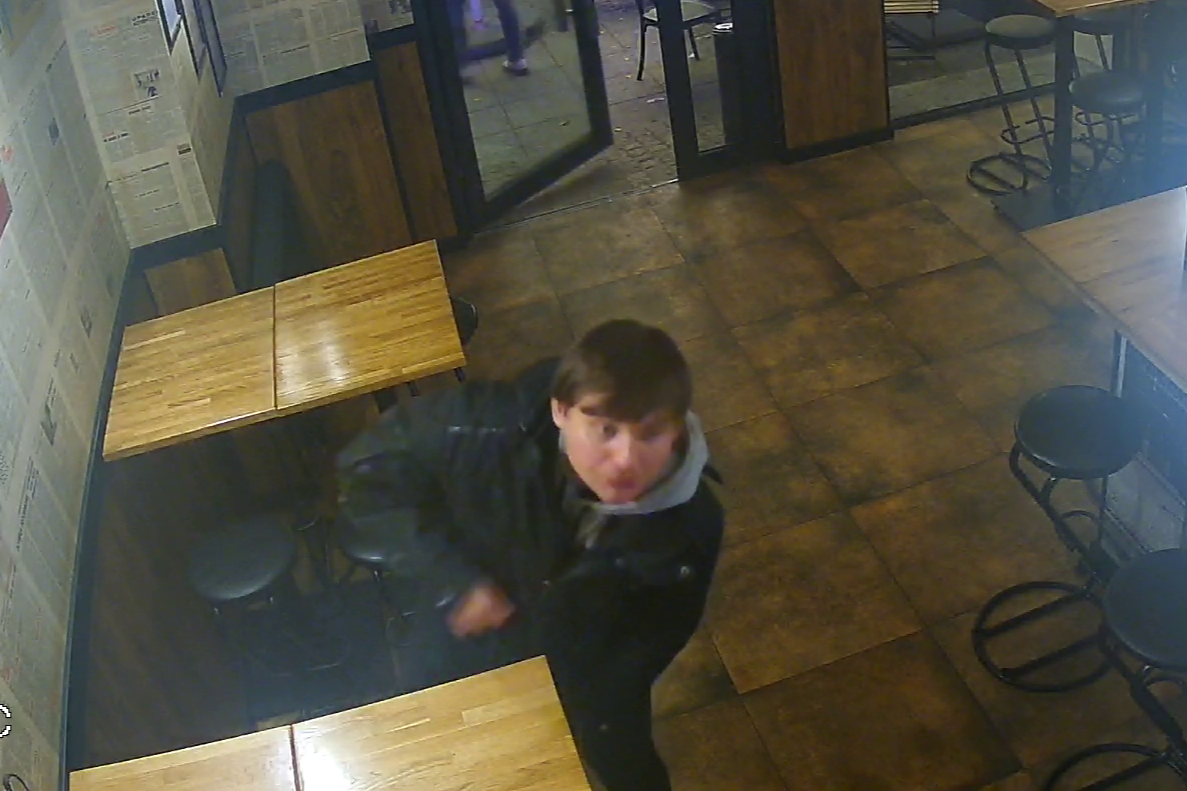 Podejrzewany o uszkodzenie ciała. Policja z Katowic publikuje wizerunek podejrzanego