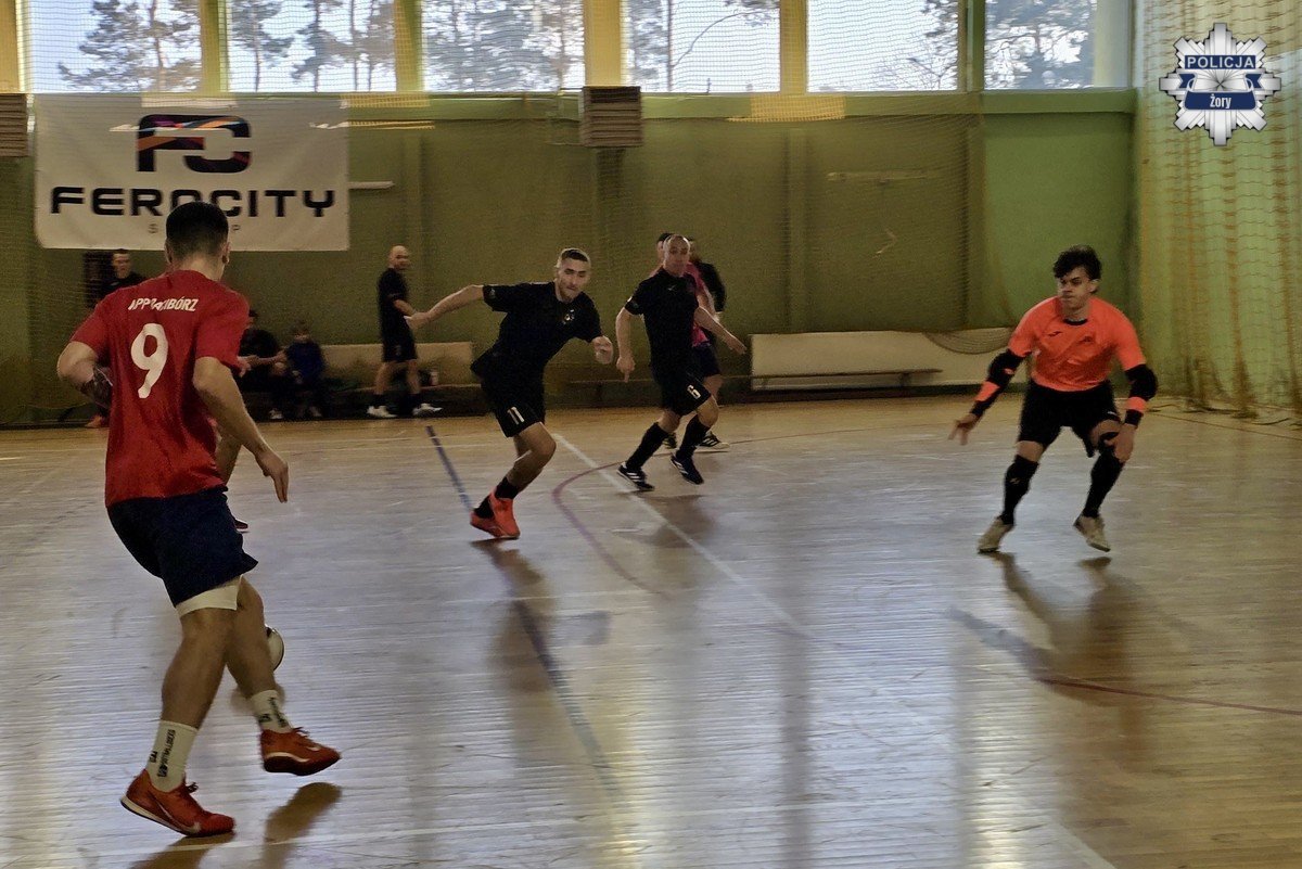 Policjanci z Żor Wicemistrzami Turnieju Służb Mundurowych w futsalu
