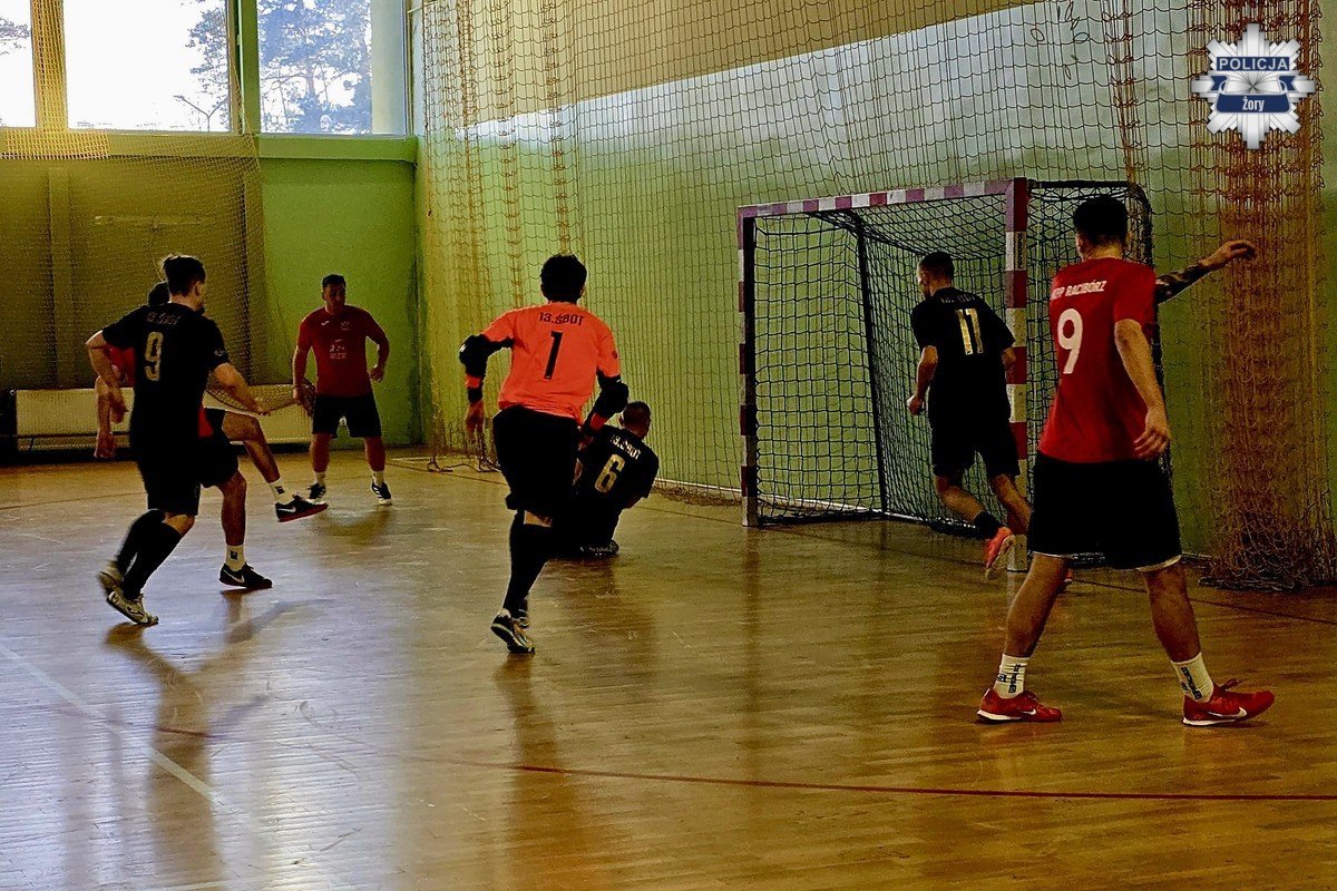 Policjanci z Żor Wicemistrzami Turnieju Służb Mundurowych w futsalu