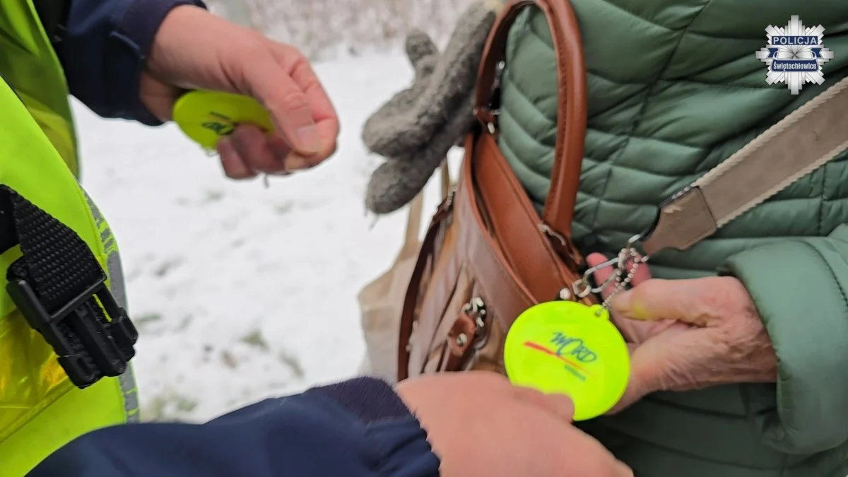 Policjanci rozdawali odblaski w akcji „Świeć przykładem – noś odblaski”