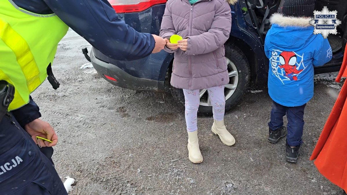 Policjanci rozdawali odblaski w akcji „Świeć przykładem – noś odblaski”