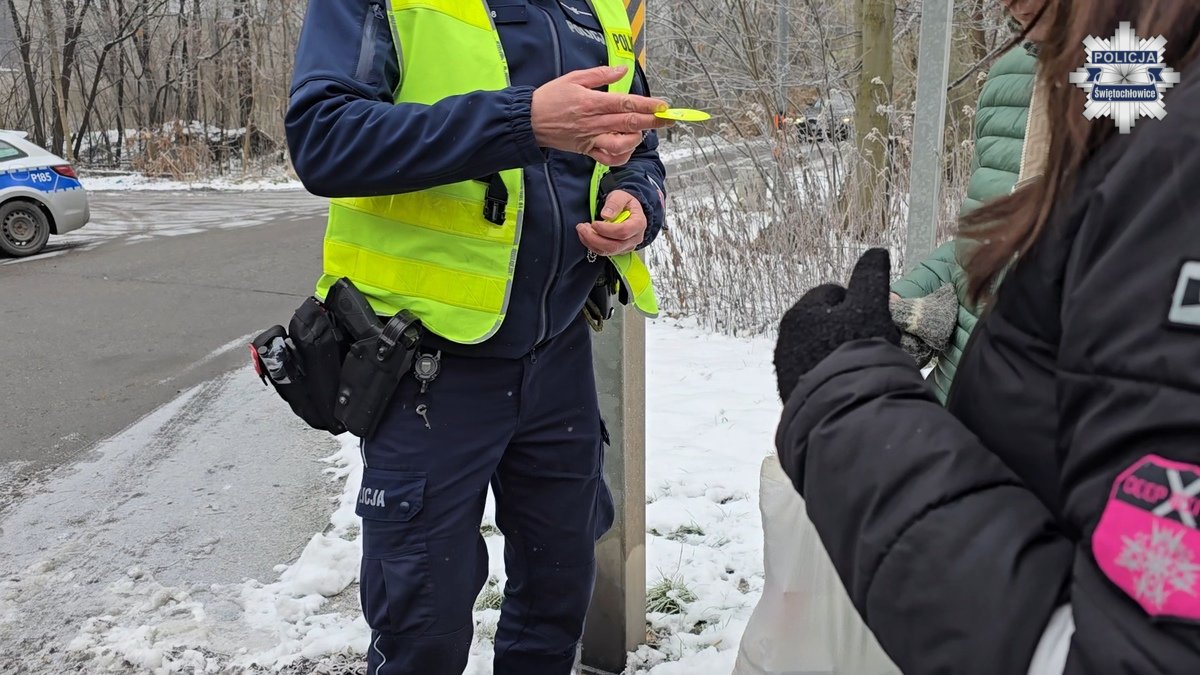 Policjanci rozdawali odblaski w akcji „Świeć przykładem – noś odblaski”