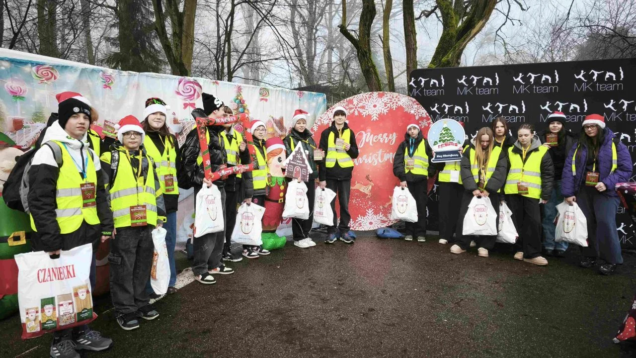 Wolontariusze z SP2 Świętochłowice na XII Biegu Mikołajkowym. Pełni energii i serca