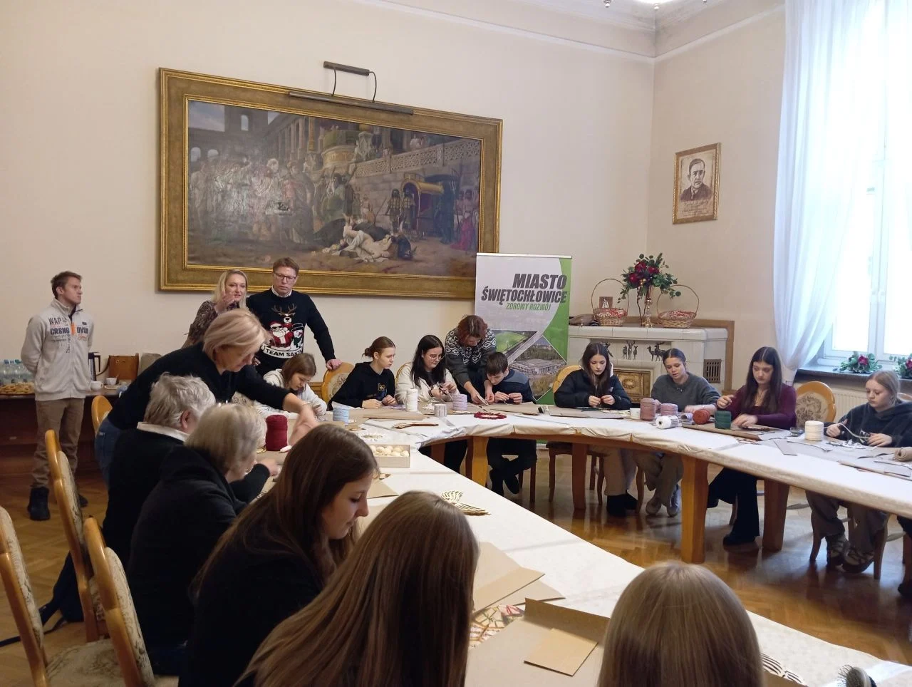 Świąteczne warsztaty w Urzędzie Miasta – magia świąt z uczniami Szkoły Podstawowej nr 10