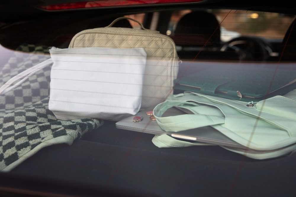 Policja apeluje o ostrożność – nie zostawiaj wartościowych przedmiotów w aucie!