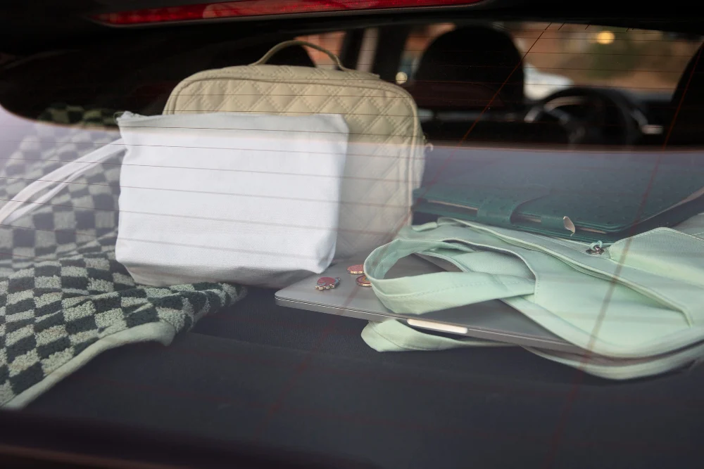 Policja apeluje o ostrożność – nie zostawiaj wartościowych przedmiotów w aucie!