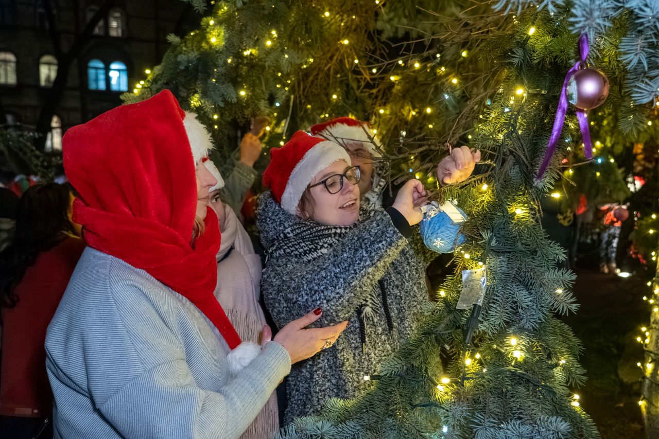 Chorzów rozświetlił miejską choinkę! Świąteczny klimat na Placu Hutników [ZDJĘCIA]