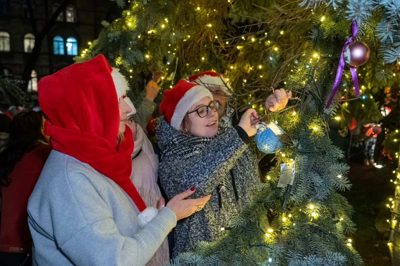 Chorzów rozświetlił miejską choinkę! Świąteczny klimat na Placu Hutników [ZDJĘCIA]