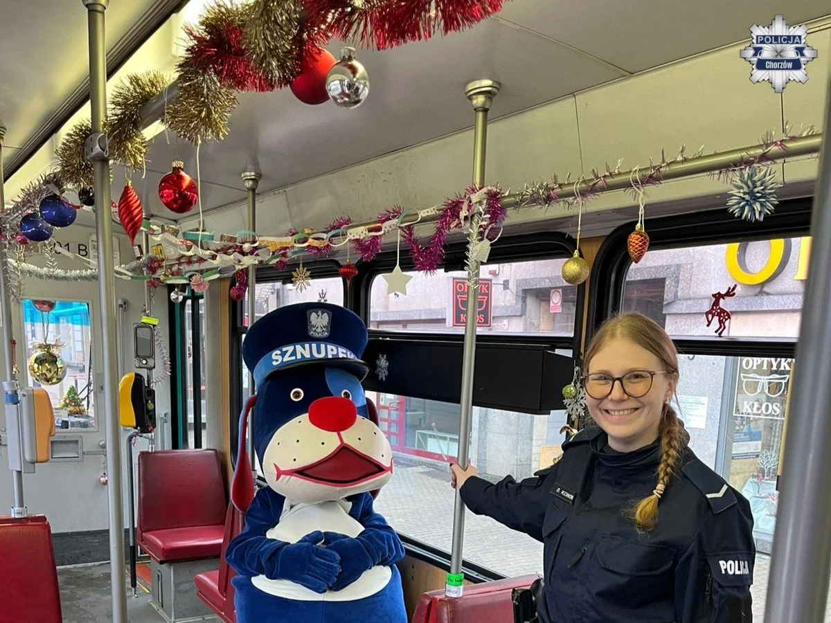 Mikołajkowy tramwaj mundurowy przejechał ulicą Wolności w Chorzowie