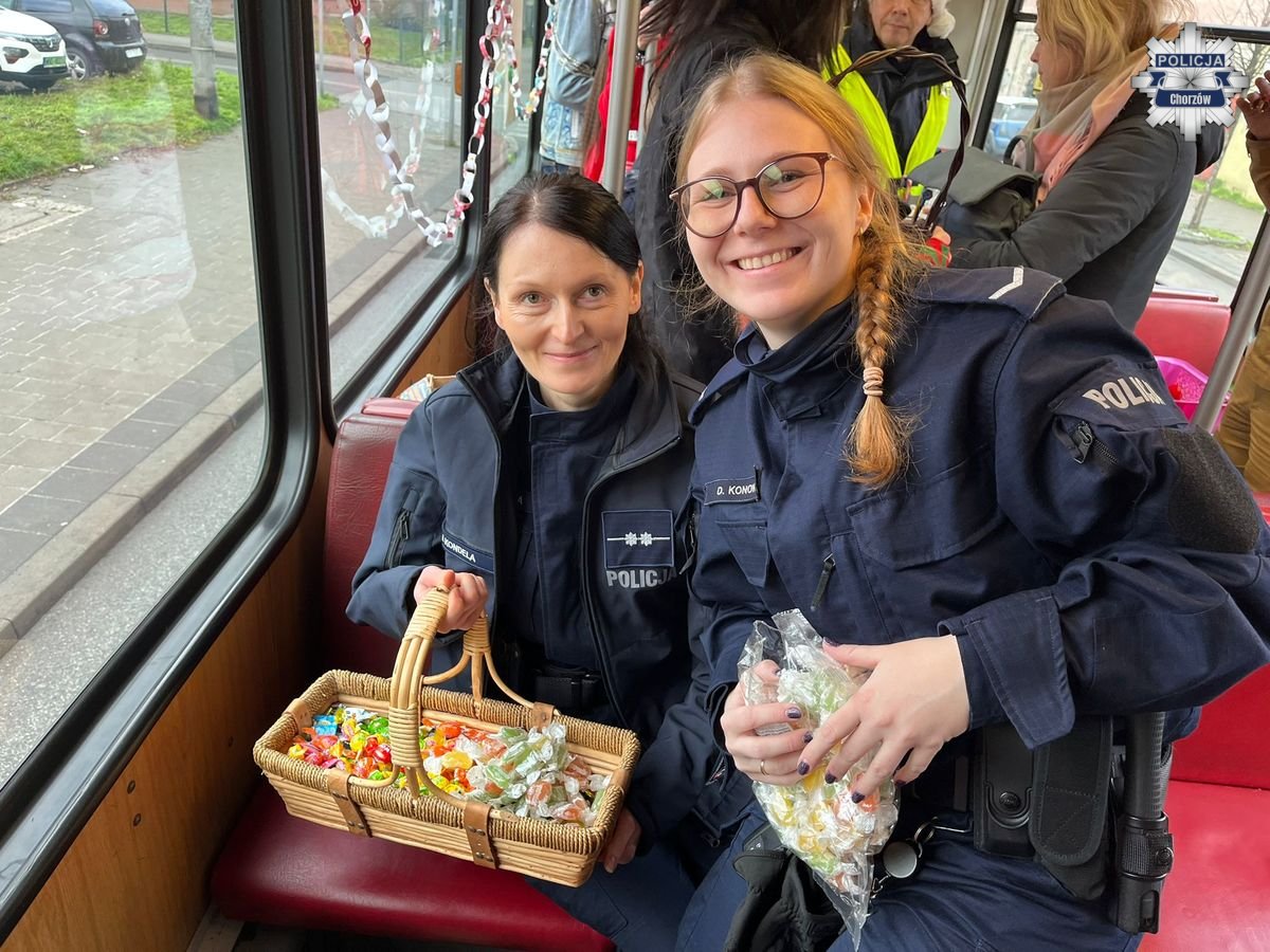 Mikołajkowy tramwaj mundurowy przejechał ulicą Wolności w Chorzowie