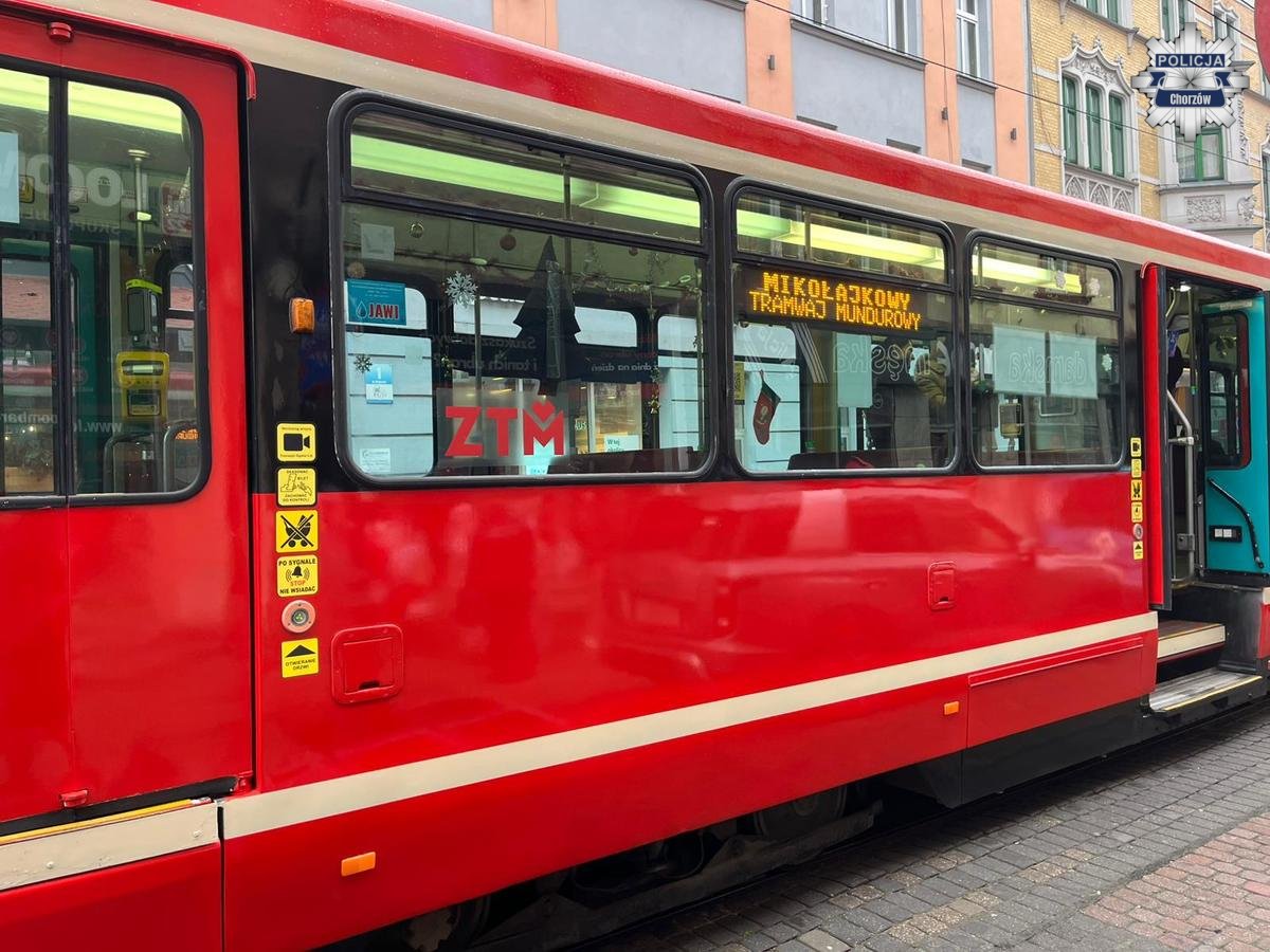 Mikołajkowy tramwaj mundurowy przejechał ulicą Wolności w Chorzowie
