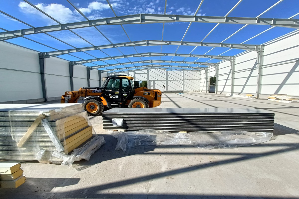 Od projektu po montaż: co warto wiedzieć przed budową hali stalowej?