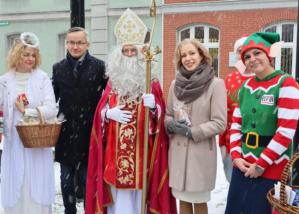 Święty Mikołaj przyleci helikopterem do Piekar Śląskich i ruszy Mikołajo-busem