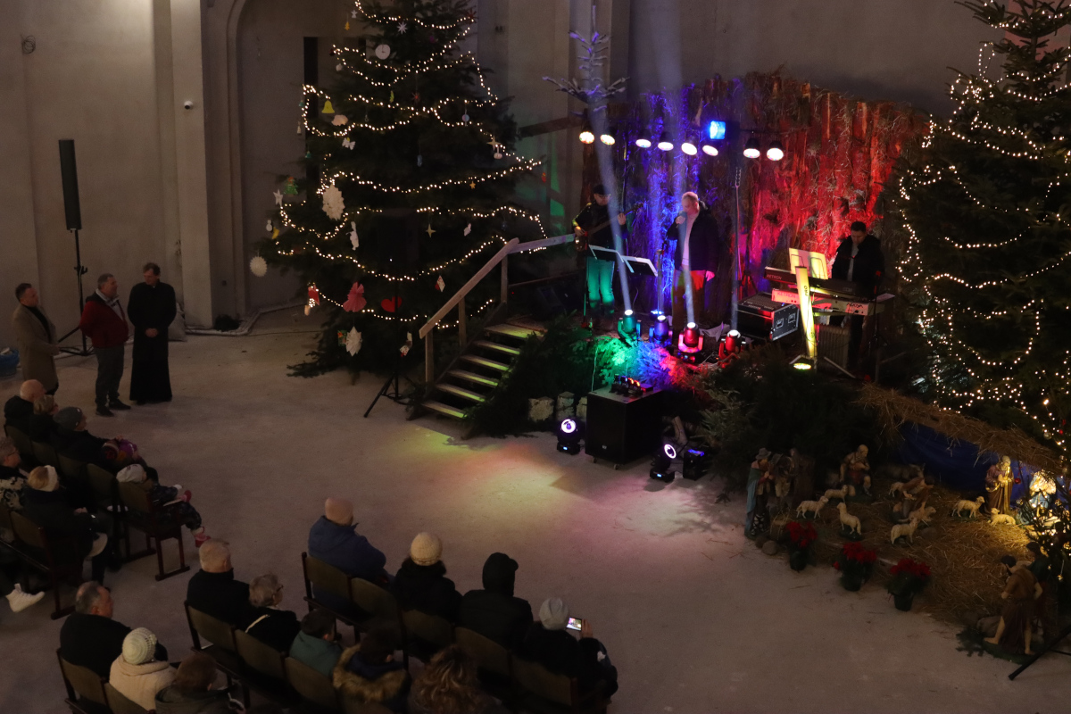 Świąteczne kolędowanie w Wodzisławiu – spotkanie przy choince